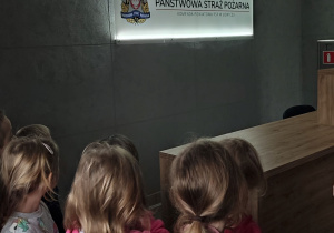 Dzieci wchodzą do sali edukacyjnej.