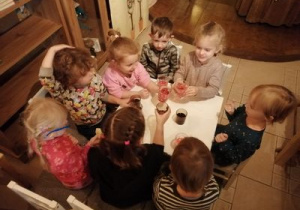 dzieci zjadają przygotowany poczęstunek