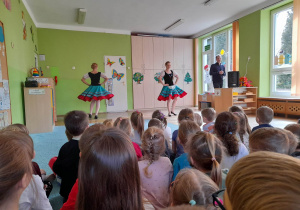Dzieci oglądają taniec czeski - polkę