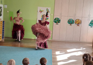 Dzieci oglądają taniec francuski - kankana