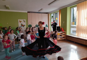 Dziewczynki uczą się tańca węgierskiego