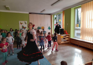 Dziewczynki z panią tańczą taniec węgierski
