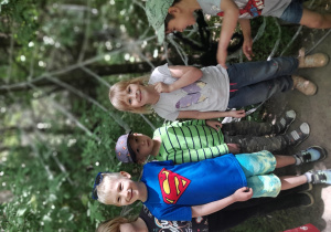 Dzieci stoją w lesie