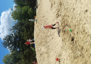 Dzieci bawią się wielkiej piaskownicy