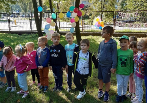 Dzieci podczas wspólnych zabaw w ogrodzie przedszkolnym