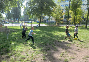 Chłopcy grają w piłkę nożną w ogrodzie przedszkolnym