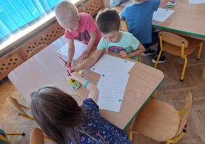 Dzieci malują kropki według kodu