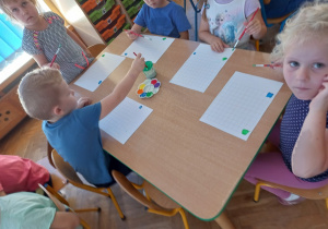 Dzieci malują kropki według kodu