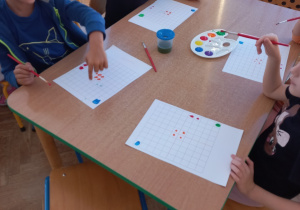 Dzieci malują na początku według kodu, a następnie według własnej kreatywności