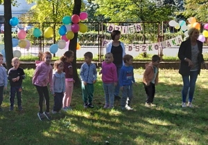 Dzieci śpiewają i tańczą w dniu przedszkolaka