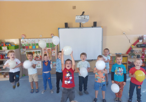 Chłopcy pozują do zdjęcia z balonami