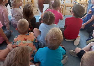 Dzieci słuchają opowiadania o przygodach Myszki Molly
