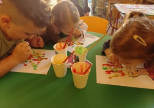 dzieci za pomocą słomki rozdmuchują plamy z farby w ten sposób powstała fryzura Pani Jesieni