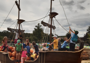 Dzieci bawią się na statku