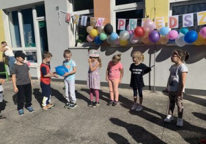Dzieci przy muzyce przekazują sobie rekwizyt- balon