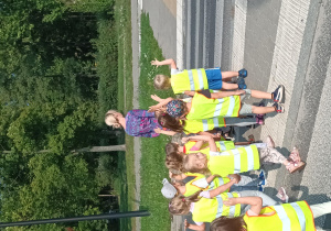 Dzieci parami przechodzą przez ulicę