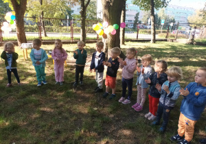 Dzieci stoją w kole i śpiewają Hymn Przedszkolaka