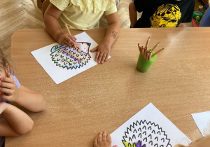 Dzieci malują kredkami jeża