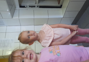 Dwie dziewczynki przyglądają się windzie kuchennej