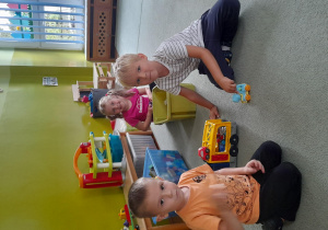 Dzieci bawią się w kąciku samochodów