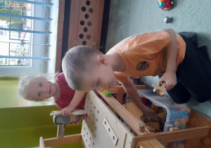 Dzieci bawią się w kąciku konstrukcyjnym