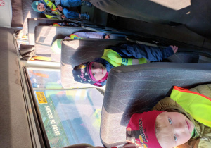 Dzieci siedzą w busie i jadą do teatru