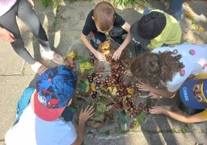 Dzieci tworzą mandale z darów jesieni