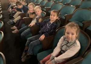 Dzieci siedzą na widowni teatru "Piccolo"