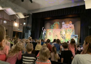 Dzieci z widowni aktywnie uczestniczą w przebiegu zdarzeń prezentowanego przedstawienia teatralnego