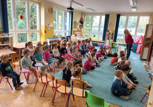 Dzieci słuchają wiadomości na temat twórczości kompozytora Ludwika Van Beethovena.