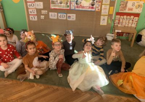 Dzieci w sali przedszkolnej oczekują na rozpoczęcie balu jesieni