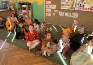 Dzieci w sali przedszkolnej oczekują na rozpoczęcie balu jesieni