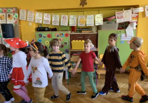 Dzieci tańczą w kole w czasie balu jesieni