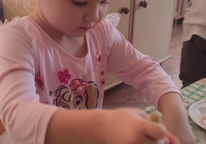 Dziewczynka maluje liść kasztanowca
