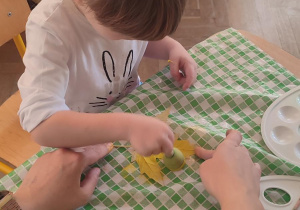 Dziewczynka maluje na żółto liście