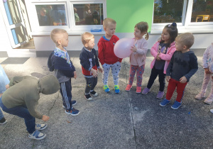 dzieci tancza w kole z balonikiem