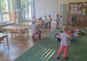 dzieci bawią się w grupkach w klasie