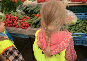 Dzieci wybierają owoce i warzywa na straganie