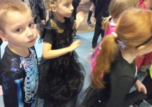 Dzieci tańczą przebrane w stroje halloweenowe