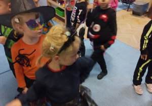 Dzieci tańczą w pociągu przebrane w stroje halloweenowe