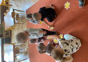 Dzieci bawią się z wykorzystaniem papierowych liści