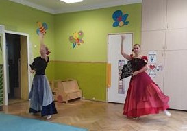 Baletnice tańczą układ z opery "Carmen"