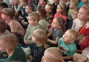 Dzieci oglądają z zaciekawieniem przedstawienie