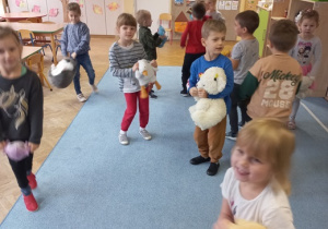 Dzieci tańczą ze swoimi pluszakami