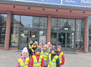 Dzieci pozują do wspólnego zdjęcia przed Teatrem Muzycznym w Łodzi