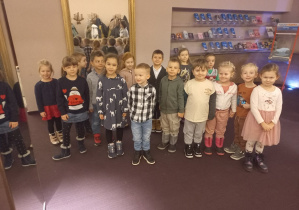 Dzieci pozują do wspólnego zdjęcia w Teatrze Muzycznym w Łodzi