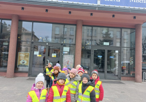 Dzieci pozują do wspólnego zdjęcia przed Teatrem Muzycznym w Łodzi