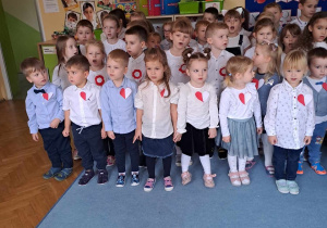 Dzieci wspólnie śpiewają hymn