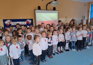 Dzieci wspólnie śpiewają hymn
