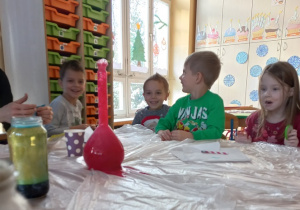 Dzieci obserwują czerwony wulkan